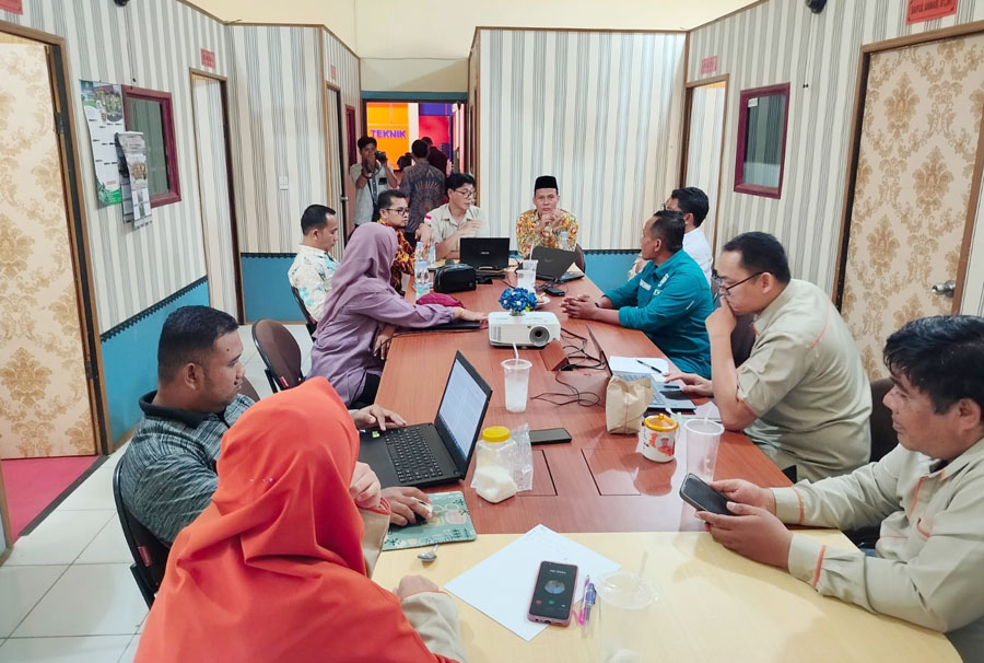 Pimpinan UPP yang terdiri dari Rektor UPP Assosc. Prof. Dr. Hardianto, M.Pd, CPCT, Wakil Rektor I UPP Bidang Akademik, Kemahasiswaan, dan Kerjasama Zulkfili, SH, MH, CLA, serta Wakil Rektor II UPP Bidang Kepegawaian, Keuangan, dan Bisnis H. Hidayat, SE, MM, CPHCM melakukan kunjungan ke Fakultas Teknik.