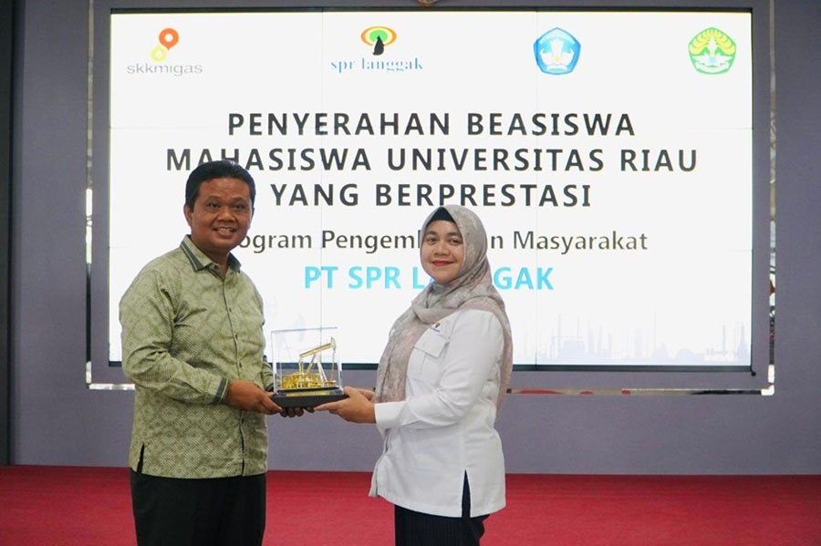 Pjs. General Manager PT SPR Langgak, Mahpuzoh menyerahkan cendera mata kepada Wakil Rektor UNRI Bidang Kemahasiswaan dan Alumni Prof. Dr. Hermandra MA.