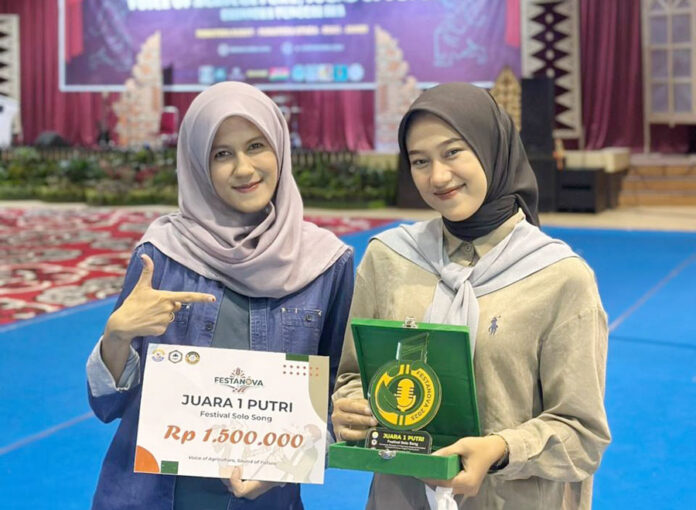 mahasiswi Program Studi Agribisnis, Tri Duwi Mailany usai menerima hadiah melakukan fose bersama dosen Program Studi Agribisnis yakni Sischa Febriani Yamesa Away, S.Tr.P., M.App.Sc.