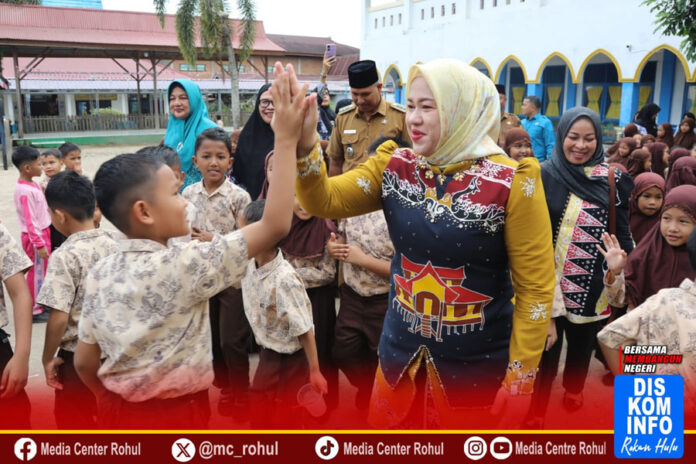 Ketua TP PKK Kab. Rokan Hulu dr. Yeni Dwi Putri hadiri acara peringatan Hari Guru Nasional (HGN) Tahun 2025