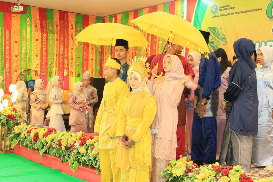 Prosesi pernikahan adat Melayu Riau ditampilkan oleh mahasiswa Universitas Pasir Pengaraian (UPP) dalam Festival Budaya Melayu Riau yang digelar di Aula UPP, Kamis (22/01/2026).