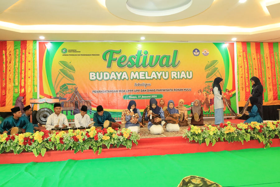 Mahasiswa Universitas Pasir Pengaraian (UPP) menampilkan kesenian tradisional Melayu Onduo (menimang anak) dalam rangkaian Festival Budaya Melayu Riau yang digelar di Aula UPP, Kamis (22/01/2026).