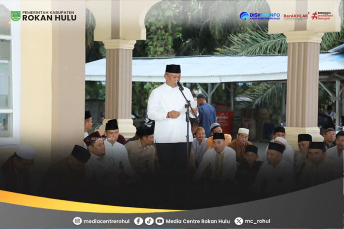 Bupati Rohul, Anton, ST, MM saat sambutan pada kunjungan Safari Ramadan di Desa Payung Sekaki, Kecamatan Tambusai Utara, Senin (02/03/2026) petang.