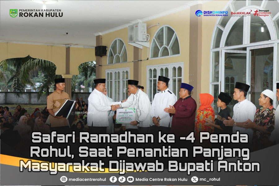 Bupati Rohul, Anton, ST, MM, menyerahkan bantuan secara seremonial pada kunjungan Safari Ramadan di Desa Payung Sekaki, Kecamatan Tambusai Utara, Senin (02/03/2026) petang.