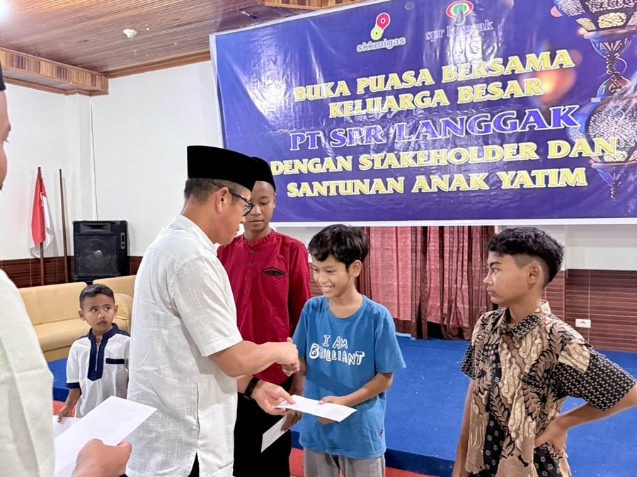 Sukamto Tamrin, Direktur Utama PT SPR Langgak menyerahkan santunan kepada anak yatim.