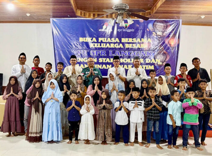 Pimpinan PT SPR Langgak dan panitia acara Buka Puasa Bersama Stakeholder anak yatim berpose bersama setelah acara.