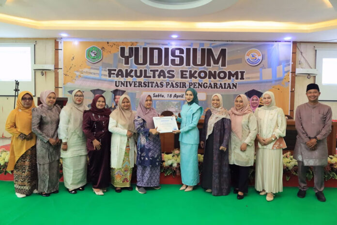 Dekan Fakultas Ekonomi UPP, Dr. Nurhayati, SE, MSi menyerahkan cenderamata kepada Via Marzeni Arianti, SE sebagai ucapan terimakasih yang telah memberikan materi kepada ratusan mahasiswa