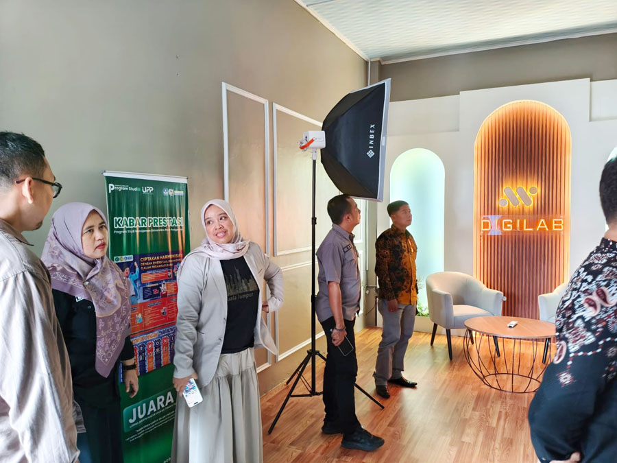 Wakil Rektor II UPP, H. Hidayat, SE, MM, CPHCM dan rombongan meninjau ruang M-DigiLab Prodi Manajemen Fakultas Ekonomi UPP