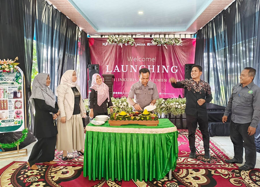 Pemotongan tumpeng oleh Wakil Rektor II UPP, H. Hidayat, SE, MM, CPHCM pada acara Prodi Manajemen UPP Luncurkan M-DigiLab, Inkubator Bisnis dan IYMC 2026