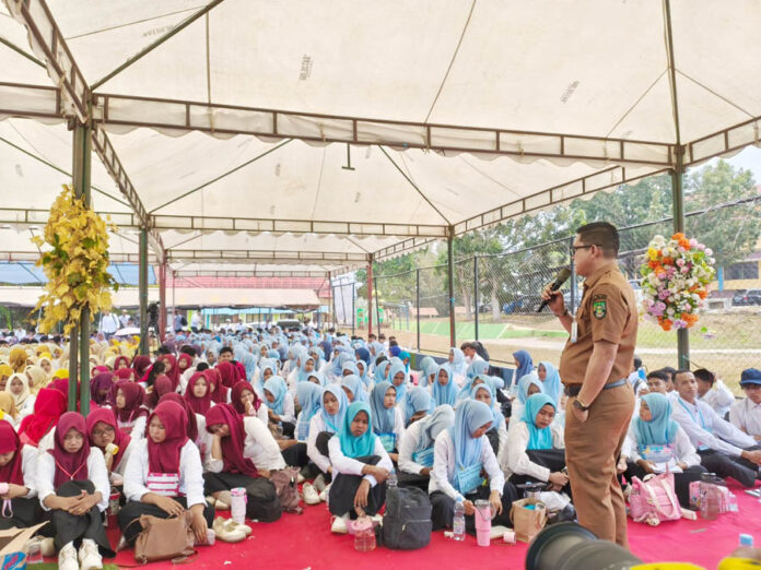Kepala Disdikpora Kabupaten Rokan Hulu, Alreza Ahyu, SE, M.Si, AK, menyampaikan pembekalan kepada mahasiswa baru UPP dalam rangkaian PKKMB tahun akademik 2026–2027 di Lapangan Merdeka UPP, Senin (07/09/2026). Sebanyak 1.336 mahasiswa baru mengikuti kegiatan tersebut.